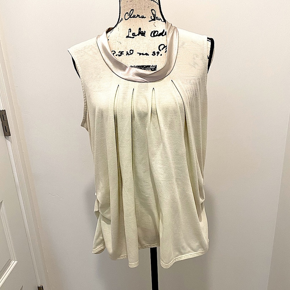 SIMPLY VERA VERA WANG SLEEVELESS TOP. SIZE L. GATHERED IN SIDES. EASY TO WASH.